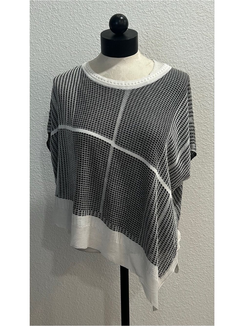 Kerisma Women’s Light Knitted Top Size Medium / Large Asymmetrical Black White
